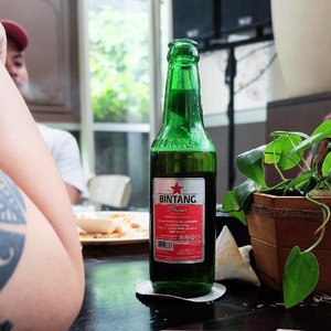 when life is a bitch, beer is a must. LMFAO! btw, lengan endut ini agak menghalangi frame yah @dashsatari 🤔