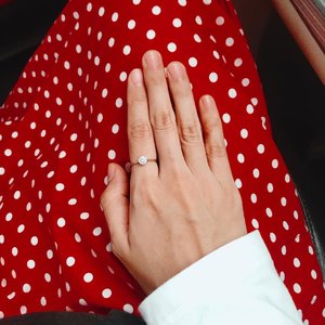 A promise. A commitment. Aps cums gw yang pake cincin kawin di jari telunjuk 🤣🤣
_____________
#clozetteid
#weddingring