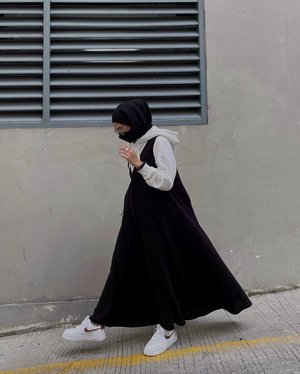 Pairing this V Dress with hoodie and just love it ðŸ–¤âœ¨ Layering game is my passion sepertinya ðŸ˜Ž-#karincoyootd#hijabstreetwear#ootdindo#clozetteid#fashionhijab