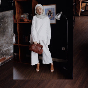 Yesterday: Casual White Outfit for Afternoon Tea Blogger Gathering @wardahbeauty @wardahbeautybekasi with super gorgeous @meytanayu clutch, me luvs 💕Swipe for detail ➡️______________#clozetteid#outfitoftheday#hijabfashion#bloggerlife#bloggerstyle