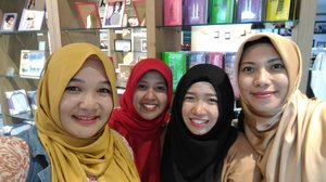 When girls meeting up 😘
#hijabers #teacher #of #english #education #clozetteid #beauty #ootd #hijab