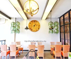Super cute and cozy place in this cafe.This is the smoking area of @decaferooftop.garden ..Check out myculinarydiarycom.wordpress.com for more awesome post#sisytravelingdiary #bogor #wisatabogor #kulinerbogor #cafebogor #cutecafe #pink #watercolor