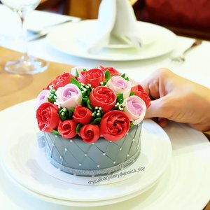 Happy Valentine's Day everyone ❤❤.#valentinesday #valentine #rose #rosecake........#food#clozetteid#foodphotography#instabuzz#photooftheday#beautifulcuisines#foodstagram#foodgasm#foodnetwork#discoverymeal#appetitejournal#eatfamous#flatlay#eatfreedayid#eeeeats#flower