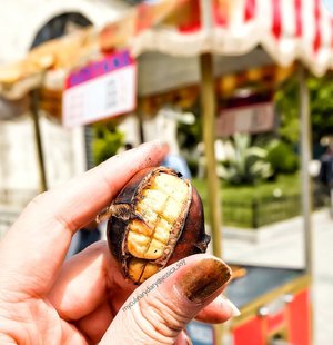 The best roasted chesnut!
You can find those roasted nuts all around Istanbul. I bought it near Ayasofya and Topkapi palace.
.

Check out myculinarydiarycom.wordpress.com for more awesome post! Link is on my bio and my Zomato/Jessica Sisy or Pergikuliner/Jessica Sisy for more food reviews
#myculinarydiary #clozetteid
.
.
.
.
.
.
#chesnut #cashew #nuts #roastednuts #wisata #travel #igtravel #travelgram #buzzfeed #photography #holiday #turkey #turkiye #cappadocia #kapadokya #desert #dubai #photography #photooftheday #foodoftheday #cakedecorating #photoshoot #fujifilm