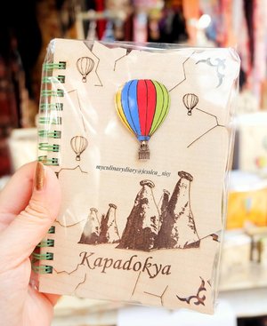 My favorite item from Kapadokya : a book with this cute small hot air balloon ♡
. .
Hop over to myculinarydiarycom.wordpress.com/TRAVEL to see my experience in abroad.
#sisytravelingdiary #traveljourney #ootd #ootdfashion #terfujilah
.
.
.
.
.
.
#clozetteid #wisata #travel #igtravel #travelgram #buzzfeed #europe #holiday #turkey #turkiye #cappadocia #kapadokya #desert #dubai #photography #photooftheday #foodoftheday #cakedecorating #photoshoot #fujifilm #beautifuldestinations