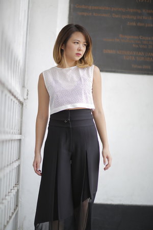 Pairing crop top with high waist pants is always be my favourite pairing.