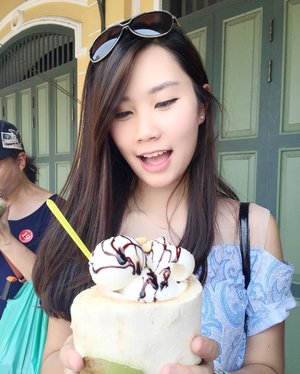 Famous #Thailand coconut ice cream 🍨 #yummy 😋 sweet from the ice cream plus chocolate milk and little bit crisp because of the coconut fruit🙆🏻 #eatwithtorquise #clozetteid #bloggersurabaya #TQinThai
