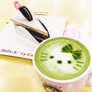 💁🏻 Hello kitty cafe ;🍵 Green tea latte 🍰 Oreo cake How i missing all #korea #dessert and #snack 😫 #abelldigests and ofc miss all friends in there😭#abellinkorea 🇰🇷 #koreahitme #webstagram #igers #instagram #food #foodie #yummy #love #travel #trip #tagsforlikes #instalike #instamood #instadaily #instagood #tflers #jj #life #clozetteID #cute #kawaii