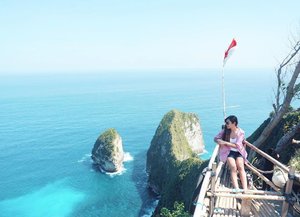 On my blog, The blue sea🌊 
What a stunning view!!! Hei, you can read my journey traveling in Nusa Penida on the link in my bio🐟 
All details such as place must visit and how to go there. 🙌🏻 #abellinbali #bali 
#lykeambassador #beautynesiamember #cotd #clozetteid