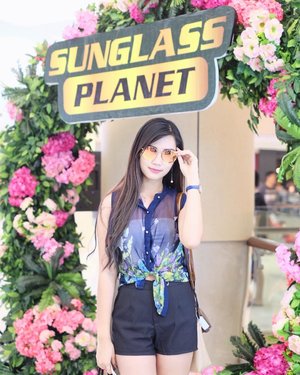 Here #mysexytropical look for @sunglassplanet Opening at @tunjungan_plaza 🌸
There're Door prize worth 5 mio and there's a photo booth special for this occasion✨
It's not too late to come and join us cause the show still go on🥂
•
•
•
•
#sunglassplanettp6 #sunglassplanettropicalfest #clozetteid #cotd #beautynesiamember #lykeambassador