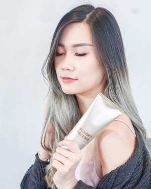I’m gonna share a secret of smells good for a whole day! 
So, lately i’ve been using @julyme.official_id Non Wash Hair Pack in Sunset Freesia.
It’s smells so good, like luxury perfume scent!!! ✨
And the scent stay for whole day 🙌🏻
How to use it? 
👉🏻 Apply to wet hair, use hair dryer and use heat instrument such as curling iron, roll, etc (it’s ok if u not using any heat instrument ).

Yup, it can protect damage hair through heat and ofc make your hair more soft. 
@jul7_me actually from south korea and now avail in Indonesia !! 
Beside non washed hair pack, they also have perfume hand cream in 7 scents. All of it smells so good 🥰 
Well, as we know cause of using too much hand sanitizer my hand skin bcame rough and dry. 
That’s why it’s important to use hand cream. 
.
.
.
#julyme #perfume #hairpack #hairessence #JakartaBeautyBlogger #BloggerSurabaya #SurabayaBeautyBlogger #WorkWithTorquise #Clozetteid