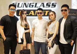 🖤🖤 Monochrome #ootd 🖤🖤 With @jessica_ie @tommytarumanegara @yohanes.santoso and @benaiahnico 😎 on the opening store of @sunglassplanet at @pakuwonmallsby ✨
There's still many pics so wait for the rest of it!!!! 😘😘
#clozetteid #sunglassplanetpakuwon #abellwear #lykeambassador #fashion