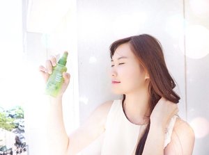 💦Can't stop, won't stop spritzing with @naturerepublic_kr Aloe vera 92% soothing gel mist from @hermoid to give my skin some refreshment and hydration especially during ☀️hot day.
Beside for face it also can be use for hair 💇🏻
More detail??? Read my latest post about unboxing box from #hermoid 😌 link on bio 😘

#instagood #instalike #instamood #instadaily #jj #igers #bestoftheday #clozetteID #cotd #beauty #blogger #tflers #webstagram #tagsforlikes #surabayabeautyblogger #clozettexhermoid