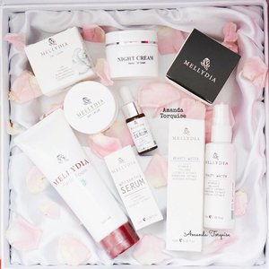 Beautiful skincare set from @mellydiaofficial 🌹There's Facial foam, Day Cream, Night Cream, Serum and Beauty Water tho✨You can read the full review on my blog 🙌🏻 As usual the clickable link on my bio #abellreview