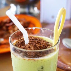 Avocado juice! Guess what's that on top? Chocolate milk powder. Yumm!
#ClozetteID
#StarClozetter