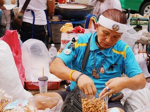 If you eat pork and love it so much, you just can't miss this pork skin seller in Pratunam Market. You just can't. 😌
#thejournale 
#thejournalejourney 
#clozetteid