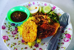 Nasi kuning for breakfast in Pontianak!
#ClozetteID
#StarClozetter