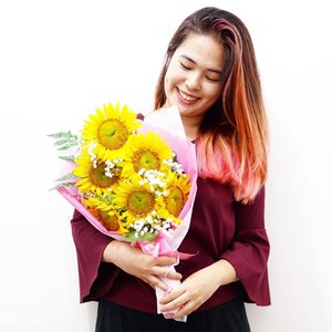 And here's my happy face with my favorite flowers! 🌻🤗
📸: @carwylloo 
#happyvalentinesday 
#happyvalentine 
#clozetteid 
#starclozetter 
#beautynesiamember