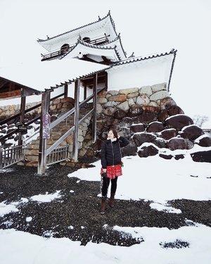 I normally don’t like cold weather, but snow in Japan was surely exciting. Although I was freezing, and my fingers got really cold! 😂❄️☃️📸: @marischkaprue#thejournale #thejournalejourney #clozetteid #go_tohoku #dj_tohoku #japan #2018 #japanlives #enjoytohoku