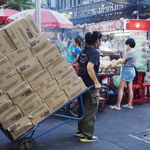 One strong woman in China Town, Bangkok. 💪🏼
.
.
.
.
.
#ClozetteID #StarClozetter #explorebangkok #explorethailand #bkk #thailand #thai #rickshaw #autorickshaw #tuktuk #bangkoktuktuk #thaituktuk #peopleinframe #inframe #street #streetphoto #streetphotography #bangkok #2017 #travel #trip #chinatown #bkkchinatown #bangkokchinatown
