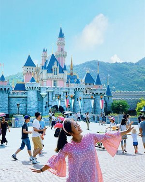 Try to always be happy when traveling, though it was a very hot and humid day in @hkdisneyland. I sweat so much! 😂
📸: @marischkaprue 
#thejournale 
#thejournalejourney
#hkdisneyland
#malaysiaairlines
#clozetteid