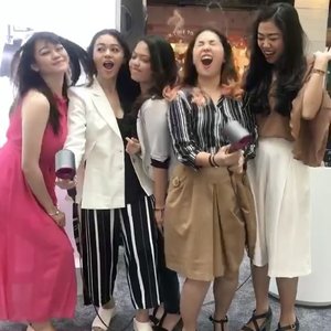 This is what people mean when they say I'm funny and quite expressive. 😂 @dyson_id Supersonic is surely fun to play with your girlfriends! 😌(Left to right):@ghinaaulia@tiffanikosh@_chacaannisa@ronaprmt ✨✨#DysonSupersonic #DysonIndonesia#ClozetteID