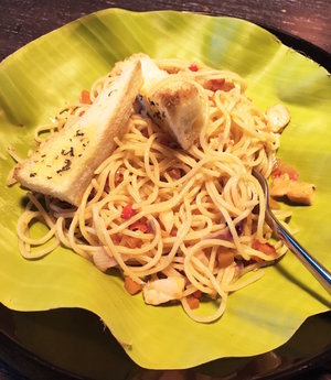 The combination of my two favorite dish: Spaghetti Aglio Olio and Sambal Matah. :9
#ClozetteID
#StarClozetter