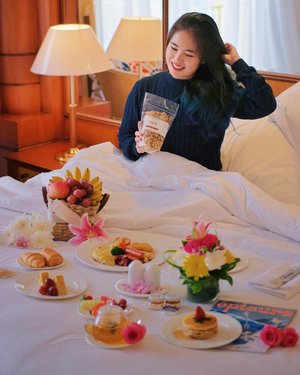 My breakfast in bed is perfect when I can eat it along with delicious and healthy granola from @itsohmyoats. 😌
#thejournale #thejournalejourney #thejournalereview #clozetteid
