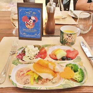 Kinda miss my kid’s meal at @hkdisneyland resto at Disney Explorers Lodge Resort Hotel. It was totally healthy and cute! 😍😍😍 #thejournale #thejournalejourney #clozetteid #hkdisneyland