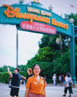 Good morning. They said Disneyland is the happiest place on earth. Do you agree? 🤗 📸: @marischkaprue ❤️
#thejournale
#thejournalejourney
#clozetteid