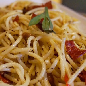 I'm a sucker for Spaghetti Aglio Olio. This one came with smoked beef.
#ClozetteID
#StarClozetter