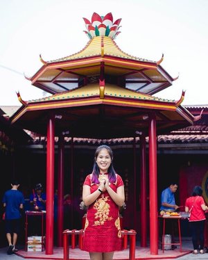 I remember buying this Cheongsam only for IDR 80.000 during Cap Go Meh's trip to Singkawang last year. I don't know when am I gonna wear this dress other than Chinese New Year moments. So, Happy Chinese New Year 2568! Gong xi gong xi! 🙏
📸: @pitra 
#ClozetteID
#StarClozetter
#BeautynesiaMember
#thejournale