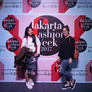 Throwback to the time when @yukianggia and I just attended the sixth day of #JFW2017. I was amazed to see there were some petite and tiny models walking the show. Go team tiny! ✨✨✨Thanks @epsonindonesia for inviting us!
#ClozetteID #StarClozetter #OOTD #EpsonIndonesia #Epson #FashionShow