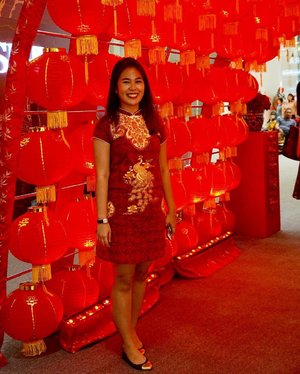 At first I was shy to wear this Cheongsam Dress for today's event. But, who cares? Here is my #OOTD, special for SK-II Suminagashi Phoenix CNY event with my fellow Clozetters. Join us by coming to Main Atrium of Central Park Mall. Dapetin promo CNY limited edition set hemat hingga 45% hanya di atrium event CNY Central Park Mall. ❤❤❤
#SKII
#changedestiny
#SKIIGifts
#SKIICNY_ID
#wanitaphoenix
#ClozetteID
#StarClozetter