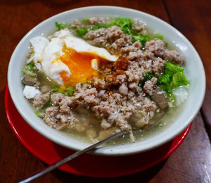 Great breakfast in Singkawang: pork porridge with half cooked egg. :9
#ClozetteID
#StarClozetter