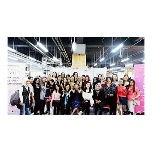 Another beauty talkshow at @beautyescape.id with @beautyjournal #BJBeauty911 Beauty Business : "Blending Your Passion and Work in Digital Era" Photo by: beauty journal ---#beautyescapeid#clozetteid #nandsid #beautybloggerindonesia