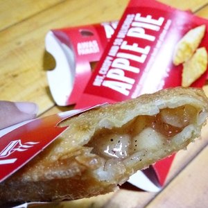 Manis, asam, segar. Asik untuk teman ngemil! .
.
.
#applepie #ngemil #food #foodporn #mcdonalds #apple #pie #tasty #clozette #clozettedaily #clozetteid