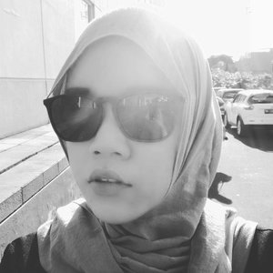 Super matahari! Di planet ini, punya 2 matahari yah? 😂 .
.
#selfie #afternoon #afternoonselfie #clozette #clozetteid #clozettedaily #hijabers #hijabersindonesia #black