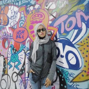 Udah mirip gangster belum? Hahaha..Ini outer jaring hasil bikin sendiri loh, lumayan bisa dipake buat jadi statment di outfit yang biasa ya. Hehehe..#gangster #streetstylesgf #clozetteid #clozettedaily #clozetteco #styleblogger #hijabootdindo #style #fashions #hijabfashion #hijabstyle #ootdindo #ootd #mural #grafitti