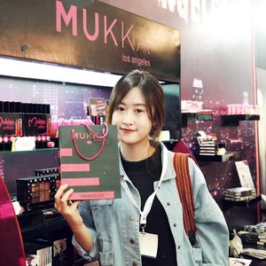 Hi! Don't forget to come to @cosmobeauteindonesia and visit @mukka_kosmetik's booth to get their cute and affordable makeup! 💄✨ ( you have two days left! ) •
•
•
•
#mukkakosmetik #cosmobeaute #cosmobeautéindonesia2017 #beautyblogger #indonesiabeautyblogger #bblogger #clozetteid