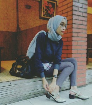 warmth in shades of blue-gray
.
.
.
#clozetteid #hijab #hijabers #fashionhijab #hijabindo #hijabnesia #style #ootd #outfit #instamood #whiteshoes

