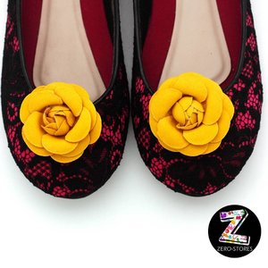 ECLESIA YELLOW SHOE CLIPS .

IDR 50RB / pasang .

Jadikan sepatu / sandal polosmu jadi FASHIONABLE ,
1 SEPATU buat SEGALA EVENT? Pake SHOE CLIPS aja .

SHOE CLIPS dapat digunakan di sepatu, sandal, tas, dompet, baju serta hijab :) .

For order contact us via :
Line : @zero_stores (pake @)
Bbm : D286434E
Email : zerostoresid@gmail.com

Or 
Order in our webstore : www.zero-stores.com .

#zerostores #jualshoeclips #shoeclips #klipsepatu #sandal #sepatu #trusted #clozetteid  #ootd #sandalpitabali #shoe #shoesclipper #clipper #clippershoe #clip #clips #charm #popit #popitscharms #ittaherl #myittaherlshoes #ittaherlshoes