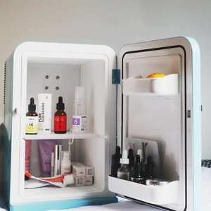 #beautyfridge is the new trend, but is it really neccessary to put our beauty skincare products there?.🍑 Some dermatologists give us the short answer: probably not. Horward Sobel, New York based dermatologist aid, "There is no difference in the actual properties and benefits."..🍑 But Michelle from Lab Muffin Science wrote in her article that products may go off. The ingredients reacting may changing into new subtances.🍑 Heat is form of energy. Our country's humid climate  can make activities at the microscopic level develop faster. I think it is to put our skincare into  fridge  to slow this down.🍑Some ingredients like benzoyl peroxide, ascorbic acid and retinol, are better to store in a cooler place.🍑 So I belong to the beauty fridge team! I put products that I have already opened for quite a long time, including  ascorbic acid and those with 6 months of PAO. How about you?  P.S: MO BIKIN IRI @niputuchandra AAAAHHHH .#insommiareview #skincareblogger #igbeautyblogger #tiam #thebathbox #theordinary #flatlayskincare #crueltyfreecosmetics #skincareregime #skincareroutine #rasianbeauty #clozetteid