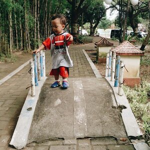 Belajar konsep naik-turun dan atas-bawah sambil main di taman. Sid bolakbalik lewati jembatan kecil ini. .
Kalau main di tempat terbuka gini bakal susah pulang sebelum si anak lowbatt. Tapi gpp sih sekalian menyibukkan Sid supaya ga minta mimik terus. Kan lagi proses menyapih. .
.
#momblogger #lifestyleblogger #updateblog #helenamantrastory #blogger #clozetteID #family #lifestyle #health #playidea #kids #montessori #montessoriplay #homeschool #idebermain #parenting #homeschooling #mommyblogger #kidsofinstagram #likesforlikes #montessoridirumah #indonesiamontessori