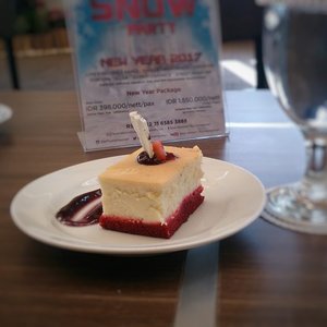 Yummy cheesecake from #bwpluskemayorannewyearparty @bwpluskemayoran 
I'm enjoying it in Sky Lounge 😘
.
#newyear #newyearparty #bloggerview #bloggercrony #cheesecake #foodporn #clozetteID