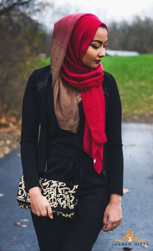 Baju warna hitam cocok dengan warna hijab apapun.. apalagi merah :D Pic source : pinterest.
