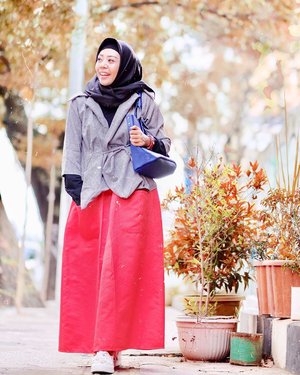 Terimakasih lucky shoot nya @tayatumada , cukup satu aja udah ini ! 😅 dan kasih judul ~ lagi jalan-jalan di LN karena tiket domestik mahal~ -
-
LN (L rumahmakaN) 🤪
.
.
#clozetteid #fashionpost #winterfashion #casualwinter #winteroutfit #hijabwinterstyle #ootdhijab