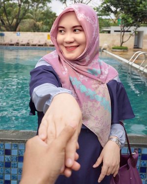Hold my hands, let's grow old together till jannah.. aamiin 💜
.
.
#clozetteid 
#indonesianhijabblogger 
#riamirandastyle 
#pasisiascarf 
#RMLC 
#riamirandadejavu 
#ootdhijabindo 
#hijabstyleindonesia