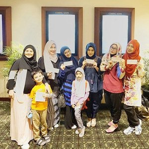Thank you @wardahbeauty and @ihblogger for the "aku ingin pulang" movie invitation. 😘💜
#indonesianhijabblogger 
#hijabblogger 
#lifestyleblogger 
#wardahbeauty
#nobar
#clozetteid