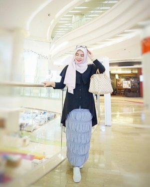 Happy woman is the prettiest 😘
Today's outfit 
Hijab : #jasmineinstanthijab 
Top : #hanatop black
Skirt : #affaskirt grey
All by : @rjbyroswitha 
Shoes : @hm
Bag : @louisvuitton .
Lensed by : @swastika_anggi
#myrosylook #hootdhijabindonesia 
#ootdhijabindo 
#rjladies #rjbyroswitha 
#hijabstyleindonesia 
#diaryhijabers #clozetteid 
#speedy30 @rj_luxuries